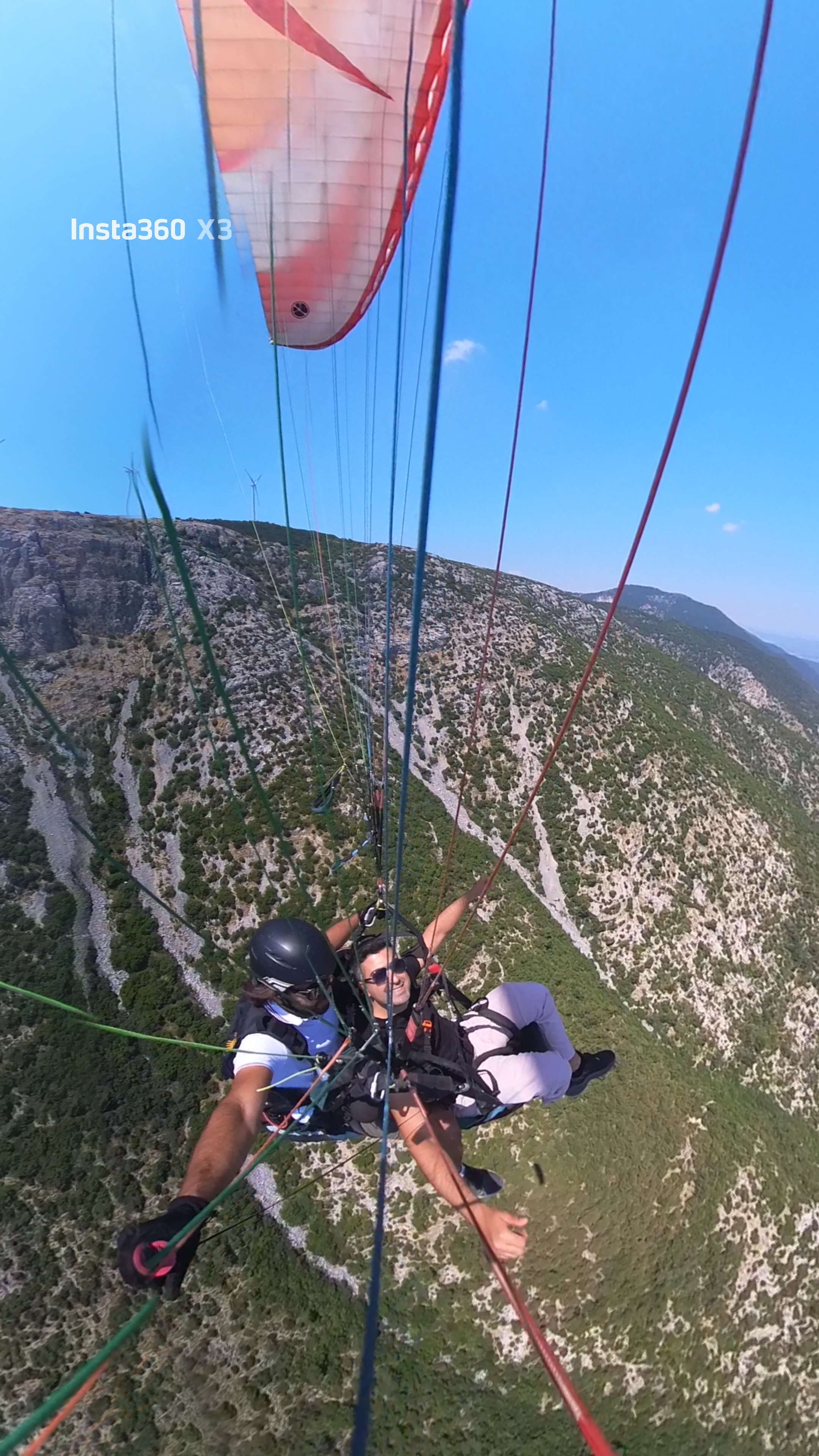 Ege üzerinde tandem yamaç paraşütü uçuşu