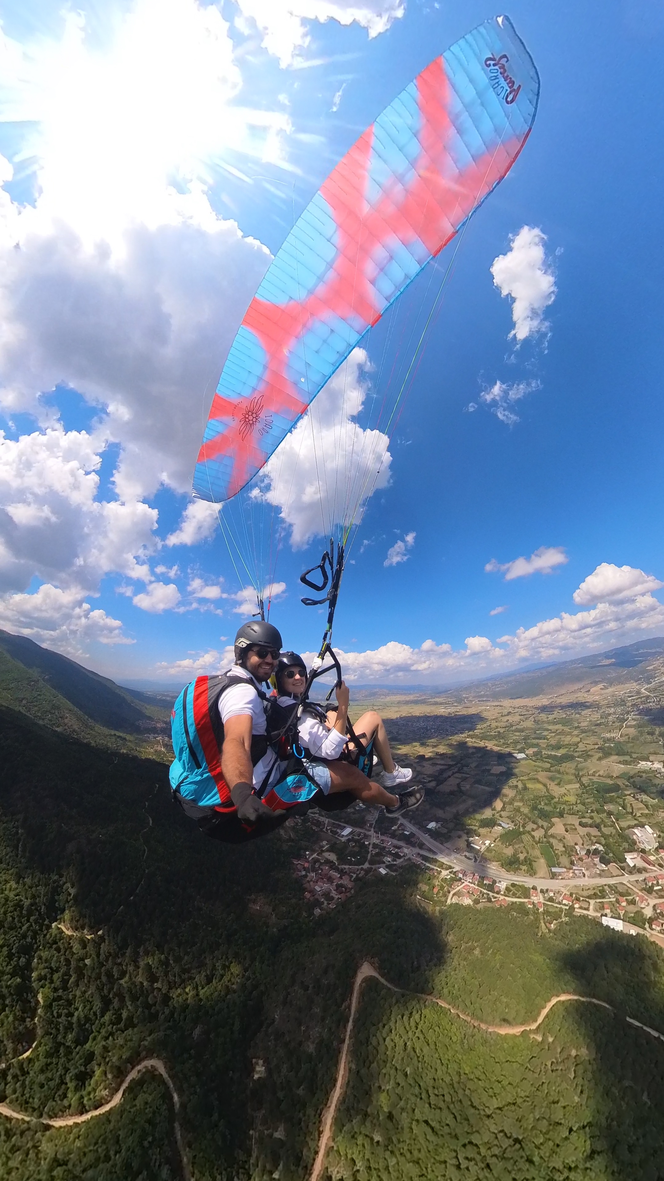 Ege üzerinde tandem yamaç paraşütü uçuşu