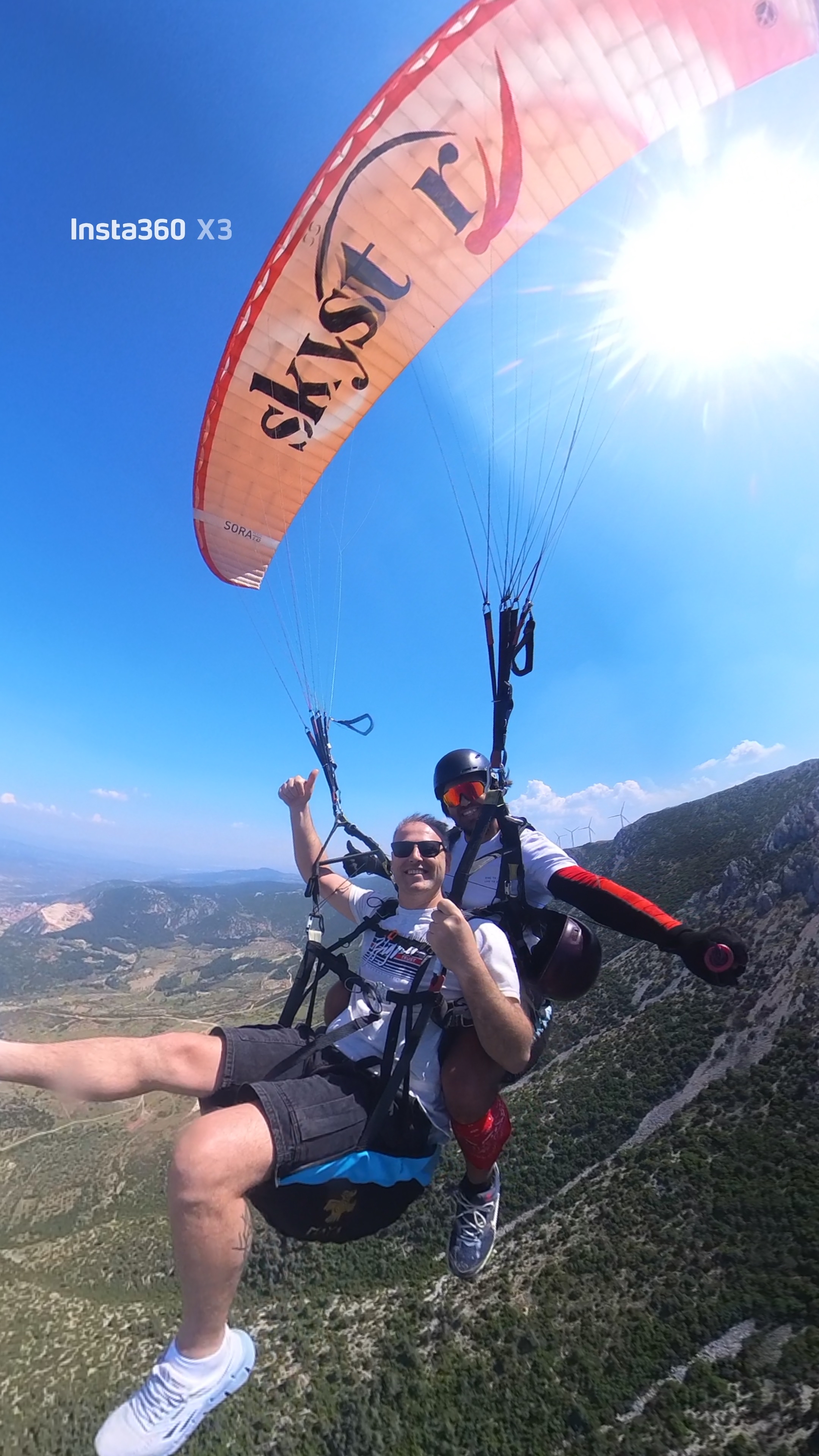 Ege üzerinde tandem yamaç paraşütü uçuşu