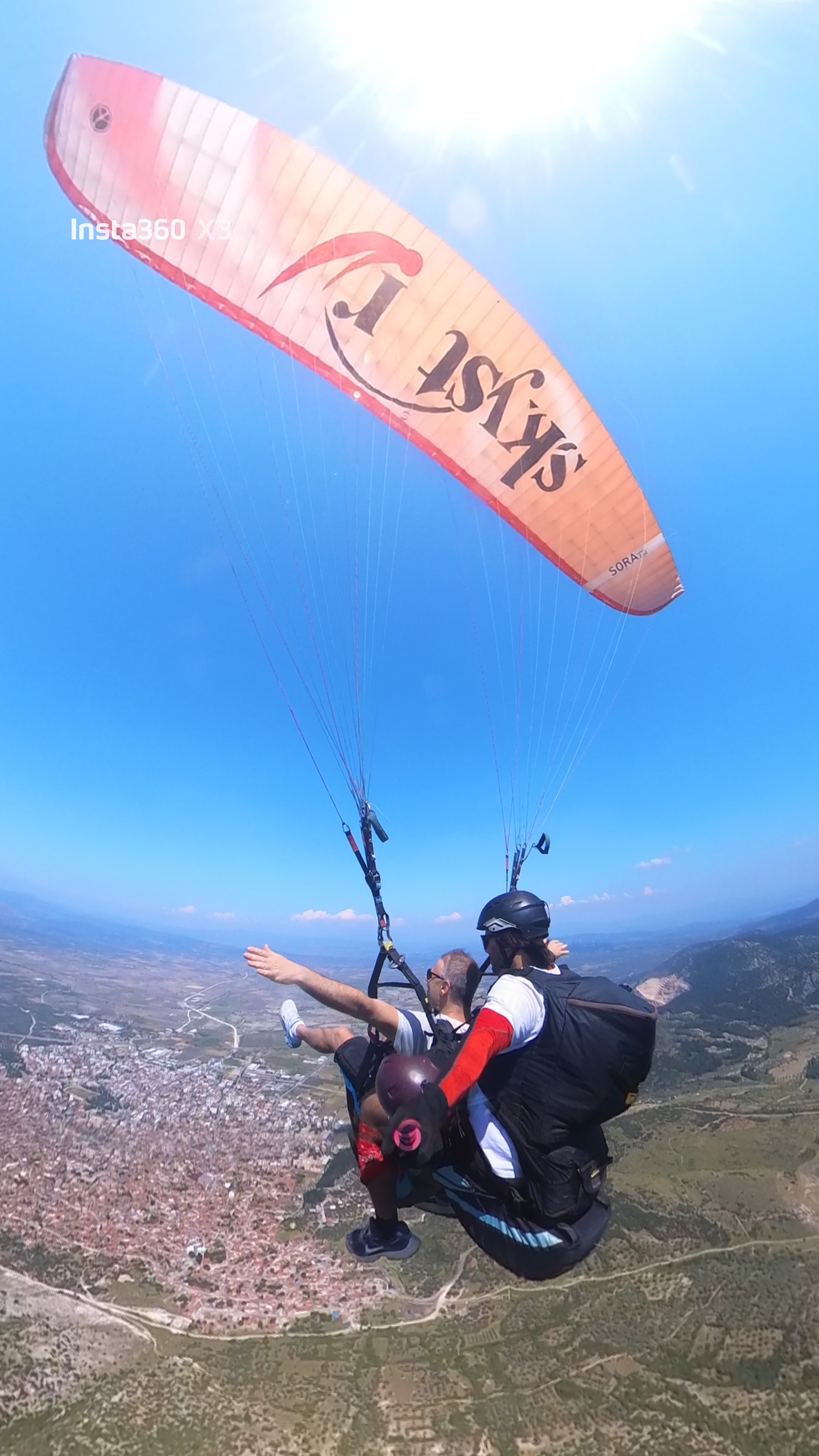 Ege üzerinde tandem yamaç paraşütü uçuşu
